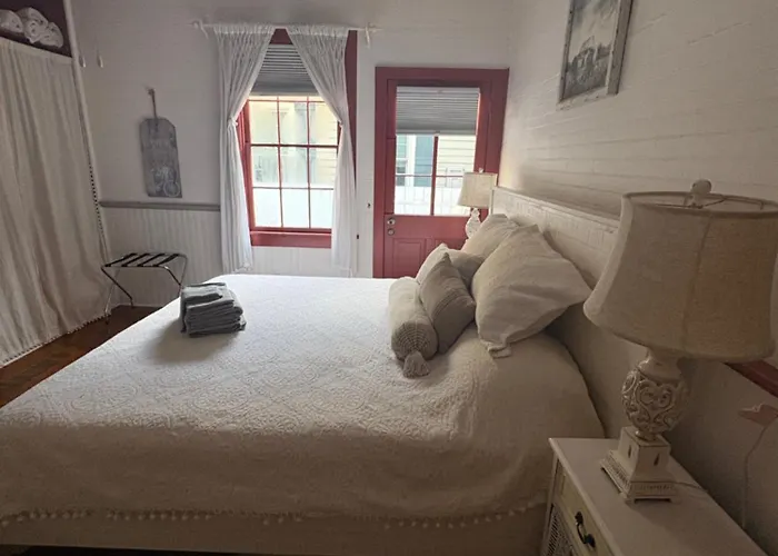 Historical Downtown Lind House Apartment *